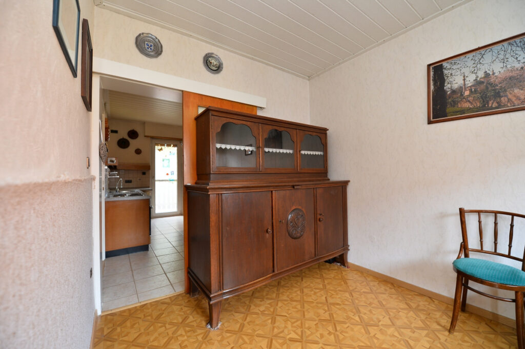 Ein- bis Zweifamilienhaus mit Dachterrasse und Modernisierungs-Potential in guter Lage-5